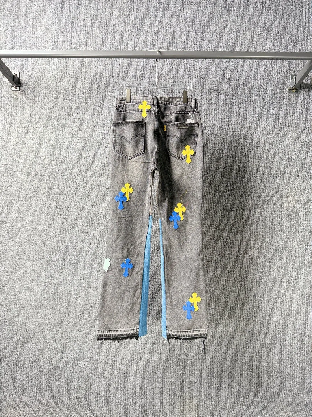 P280 💰 (Top version) GALLERY DEPT & Chrome hearts washed jeans with blue, yellow, black and white multi-color stitching, which truly restores the ultimate texture of Vintage. Three-dimensional version. Loose and comfortable, not picky about the figure. Makes taller and slimmer. Seiko factory. Original quality control. Same style for men and women. Can be matched with couples. Versatile recommendation. Must-have jeans for all seasons. Fashionistas have been disappointed. From the quality selection of fabrics, the tailoring of details, and the matching of patterns, they are all impeccable! The upper body is so handsome when worn...it can be easily worn by men, women and children! The craftsmanship is made of heavy-duty washed pure cotton denim fabric. After washing, it is soft and thick. It is very stylish when worn on the body. Color: black Size: 28-30-32-34-36 (corresponding to S-M-L-XL-XXL)